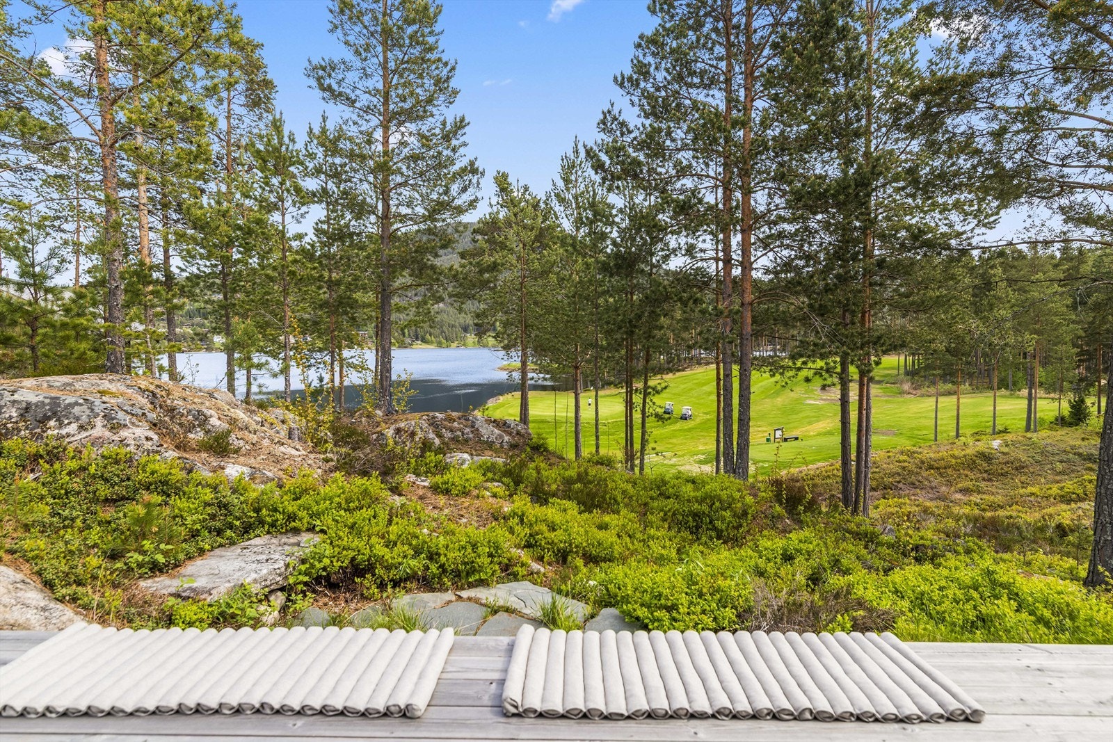 Nyt utsikten til golfbanen direkte fra egen terrasse. Galleribilde