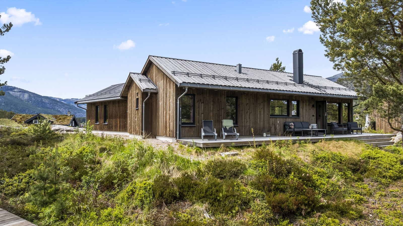 Lettholdt naturtomt med nydelige uteområder hvor man kan flytte med solen! Galleribilde