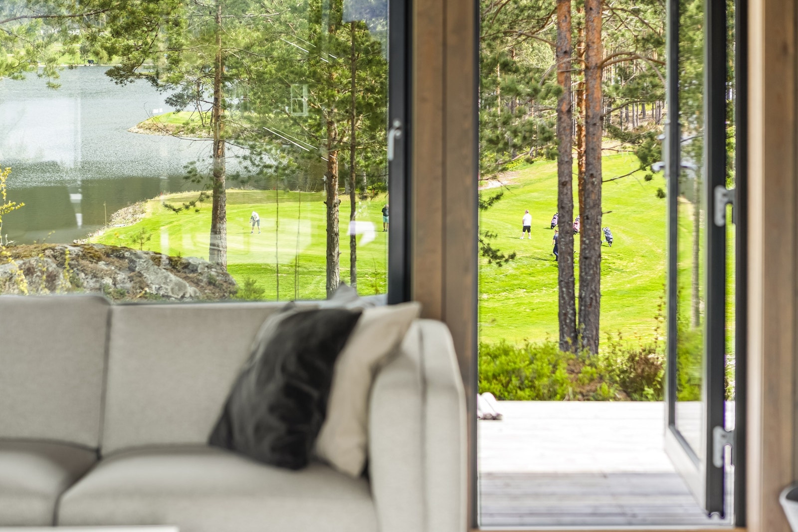 Utsikt rett mot den velholdte 9-hulls golfbanen på Fossøy. Galleribilde