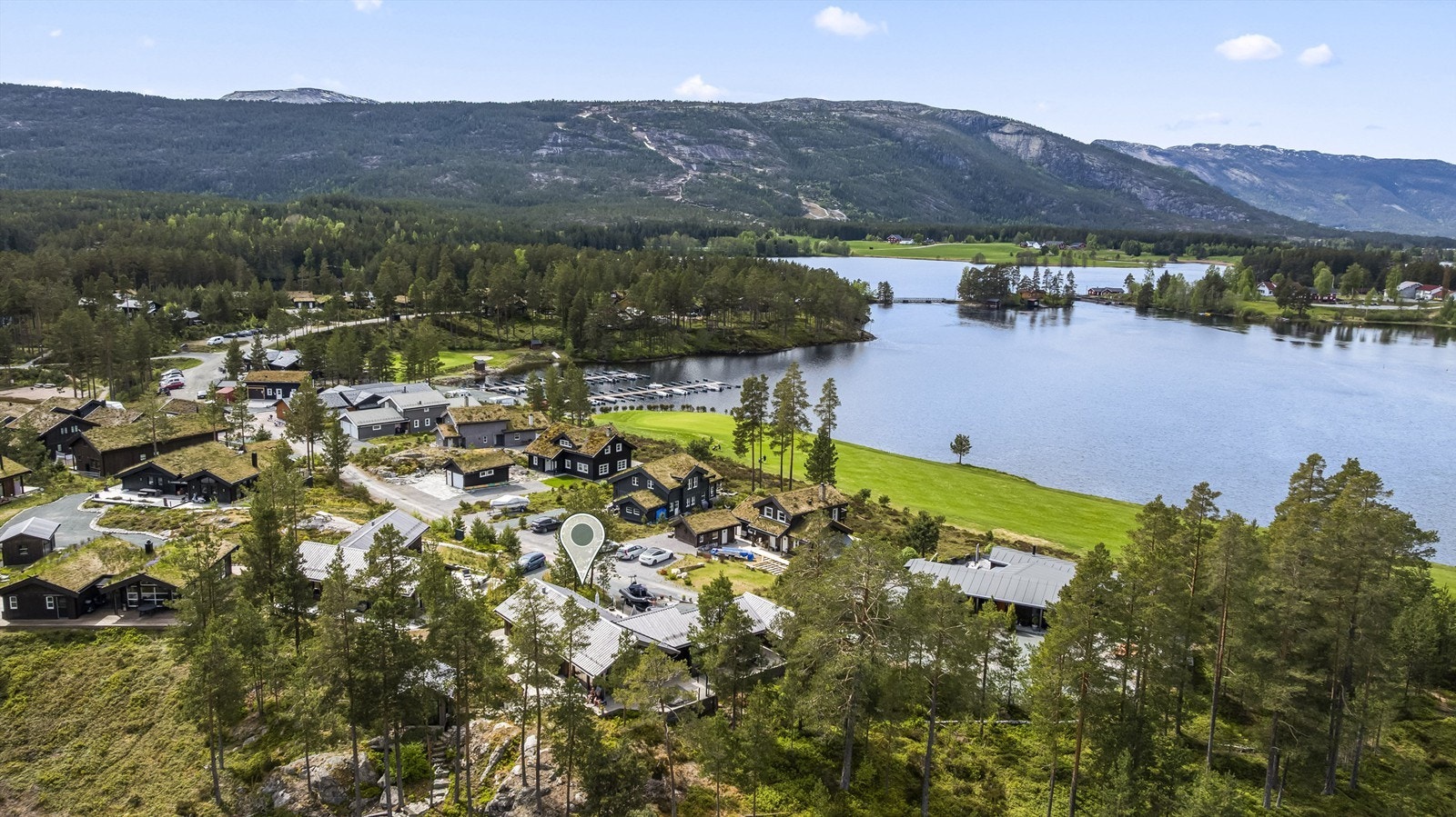 Det er en hyggelig spasertur inn til Vrådal sentrum med dagligvarebutikk og kafé. Galleribilde
