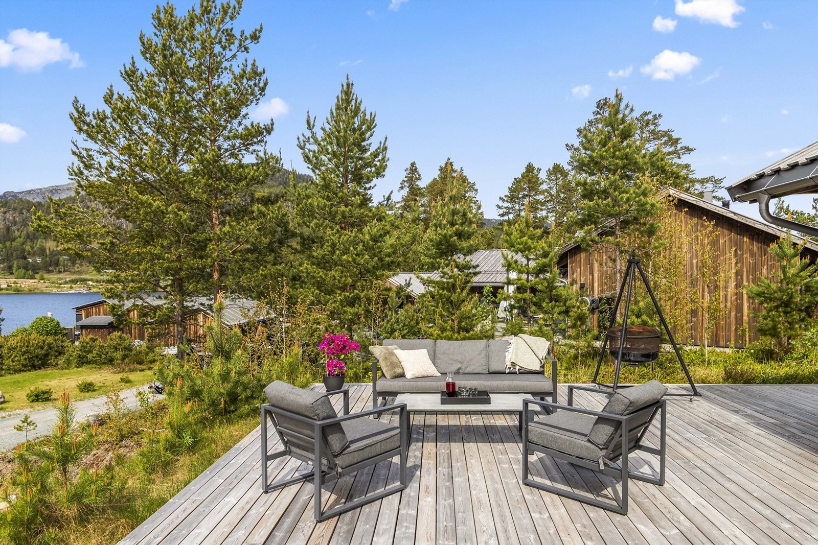 Den store plattingen gir rikelig med plass til flere sittegrupper. Galleribilde