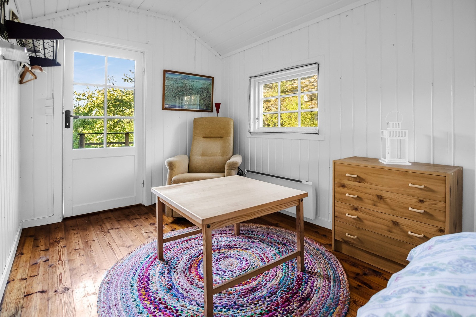 Her har du et romslig utehus med plass til dobbeltseng og andre møbler. Galleribilde