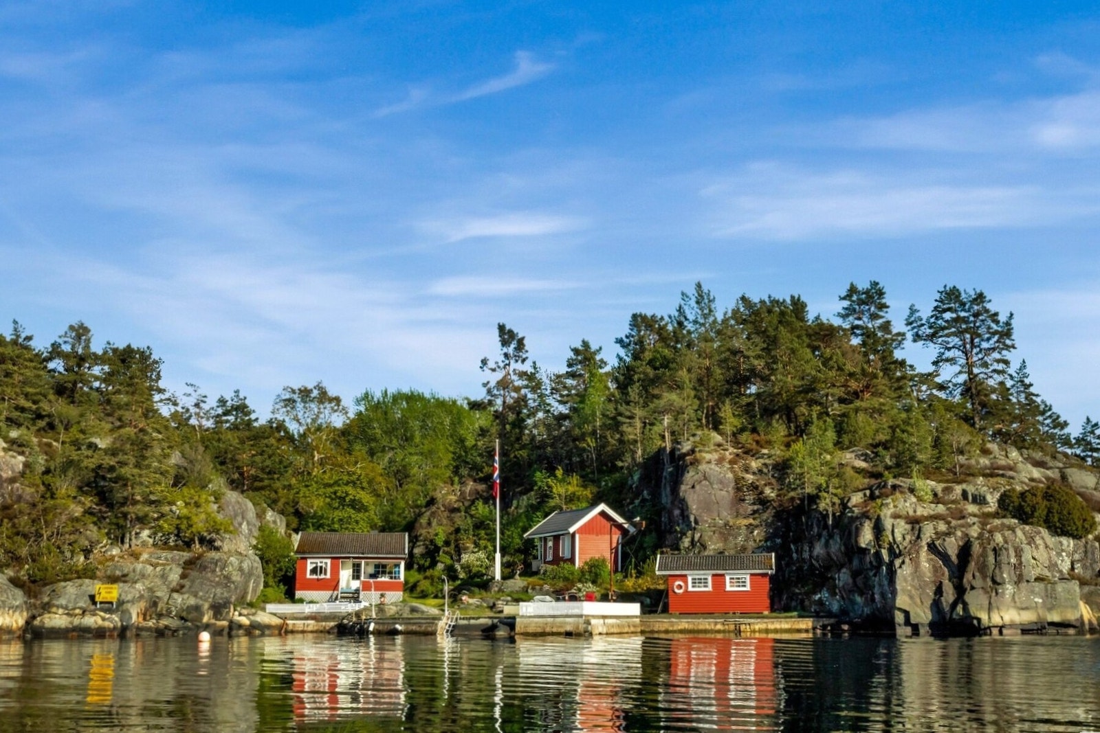 Eiendommen består av hytte med stue, kjøkken, soverom og bod, samt flere praktiske uthus med soveplasser, sjøbod og sanitærhus med bad. Galleribilde