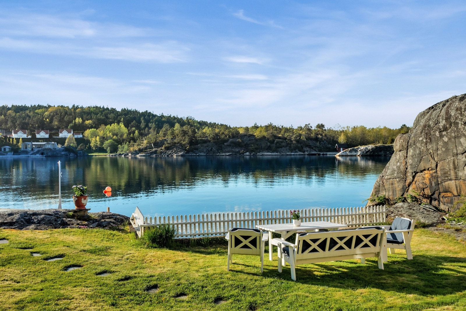 Her får du en lun og skjermet beliggenhet med sjøen som nærmeste nabo, egen brygge og kort vei til svaberg, badeplasser og flott turterreng. Galleribilde