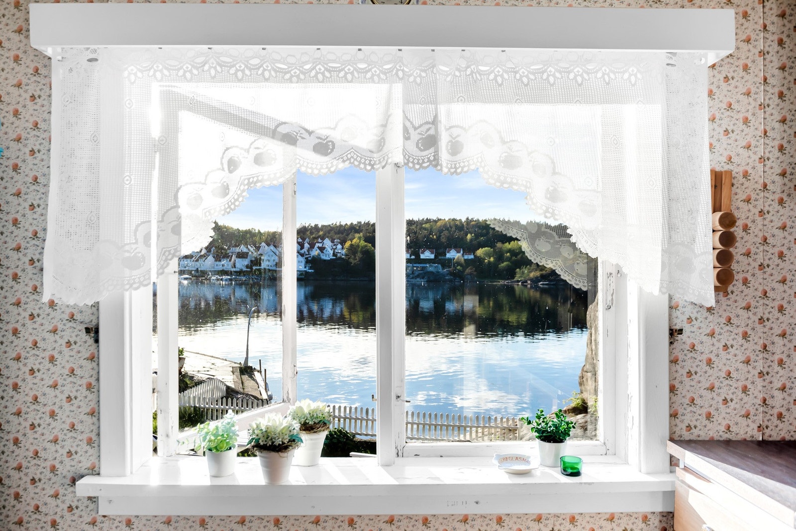 Fra vinduet på kjøkkenet har du utsikt over Haslumkilenhavn. Galleribilde