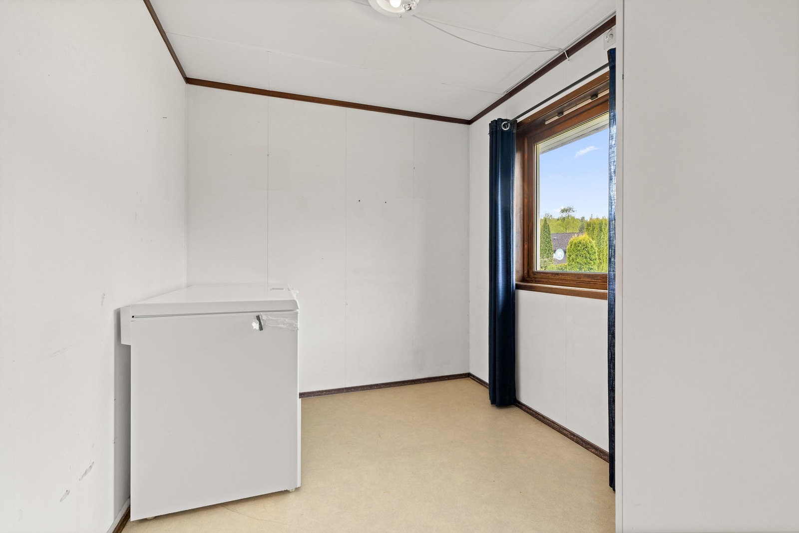 Dette rommet i første etasje har gulvflater belagt med parkett og belegg. Galleribilde