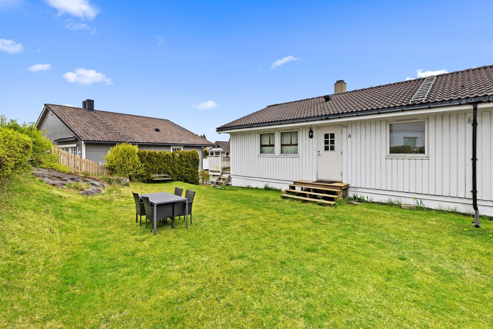 Felles tomt som er opparbeidet med plenarealer og beplantning. Galleribilde