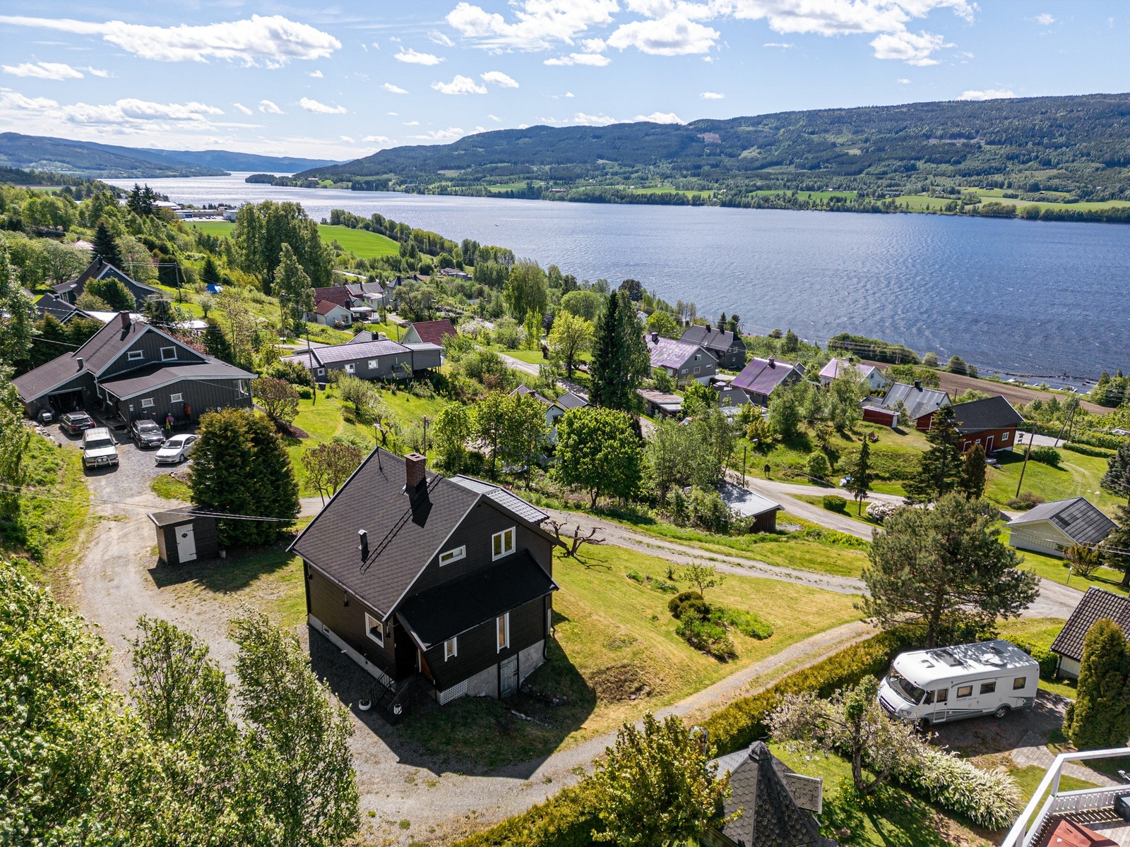 Dette er en trivelig enebolig over tre plan med flott og rolig beliggenhet i Fall. Galleribilde