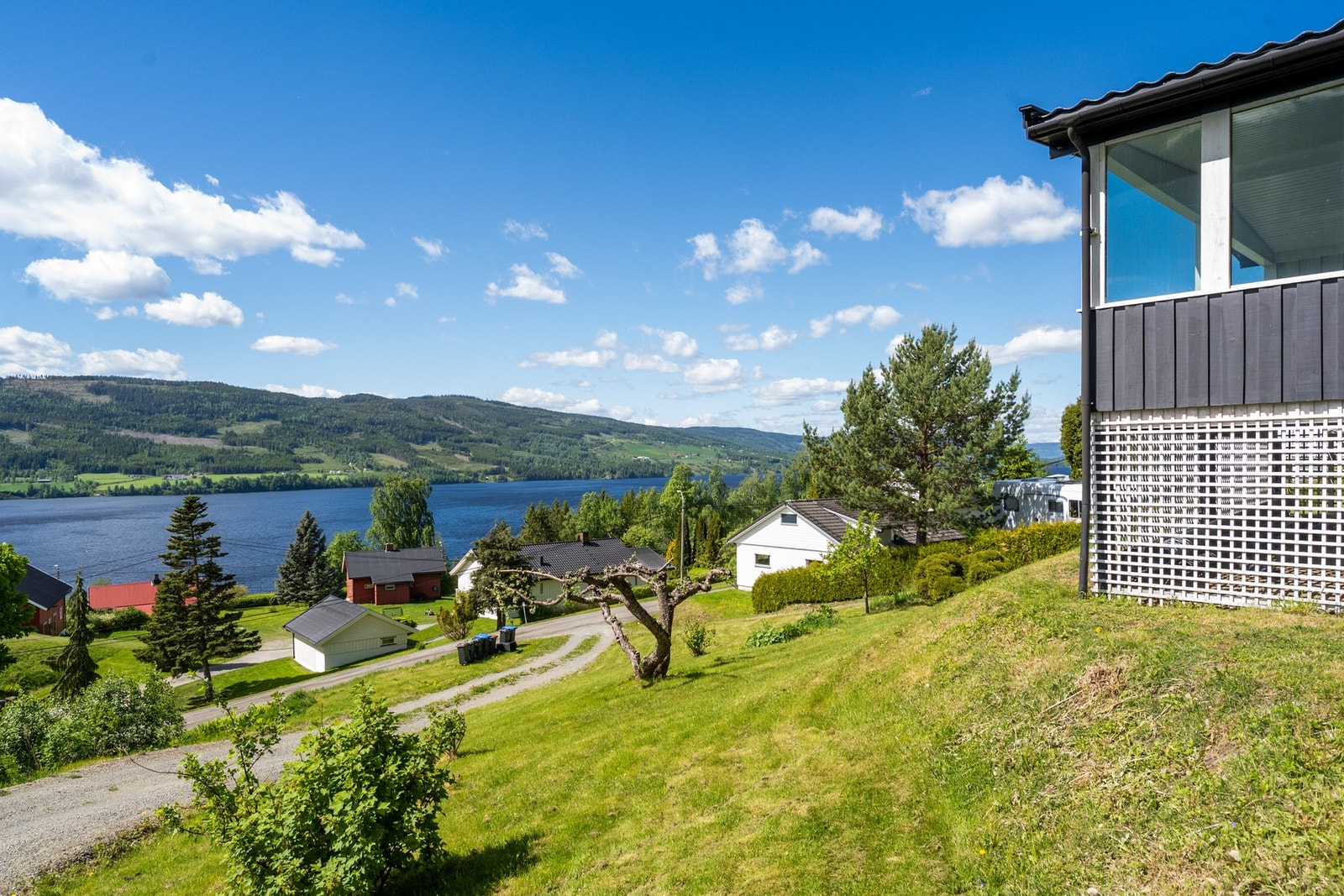 Eiendommen ligger høyt og skjermet til i et etablert boligområde, med nydelig utsikt over Randsfjorden og de omkringliggende åsene - her er det gode solforhold gjennom dagen. Galleribilde