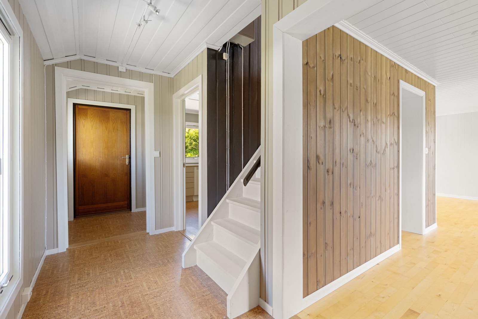 Entré/gang med trapp til både kjeller og andre etasje. Galleribilde