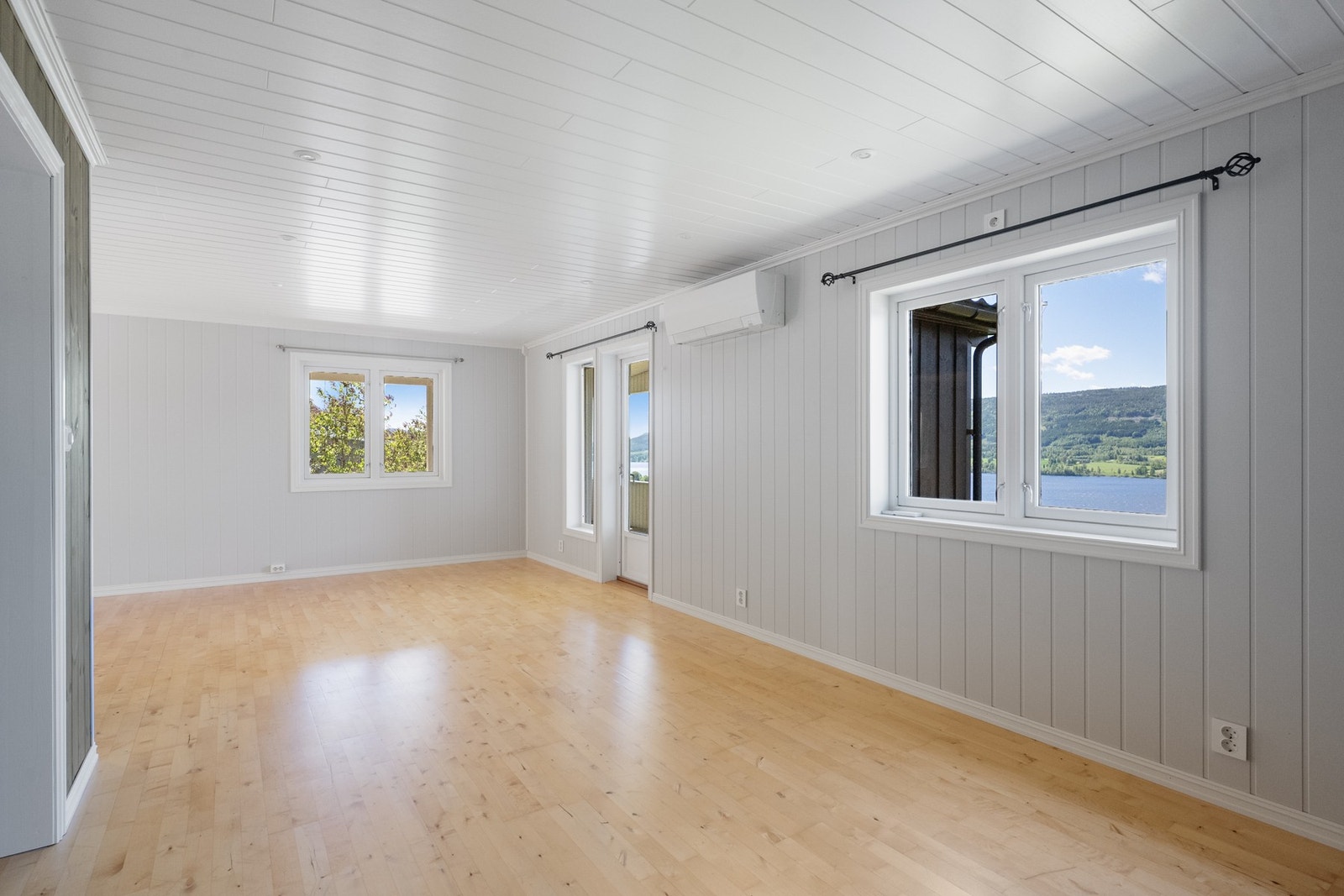 Fra stuen er det utgang til en overbygget veranda. Galleribilde