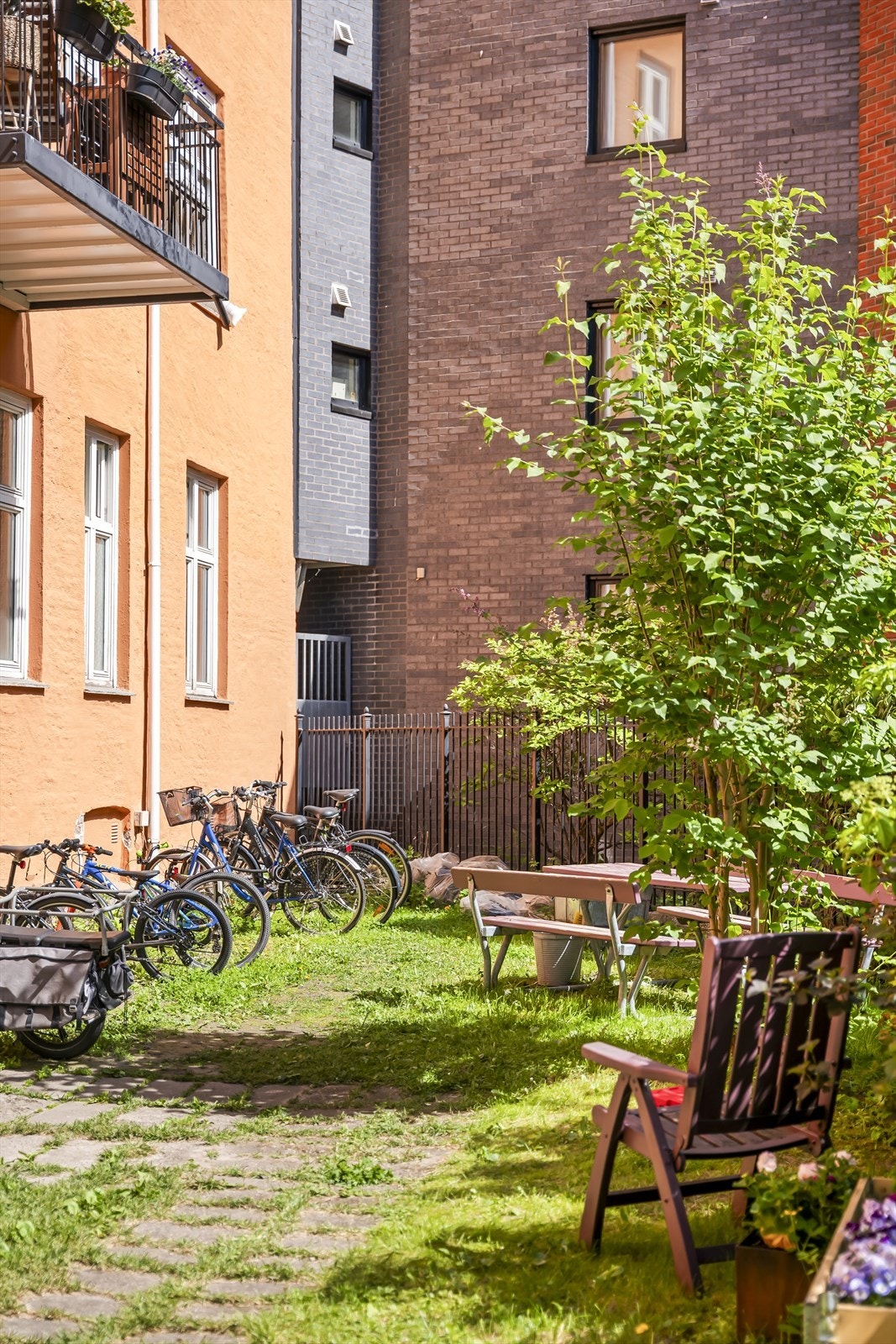 Borettslaget har en frodig og skjermet bakgård, en sosial møteplass for beboerne. Galleribilde