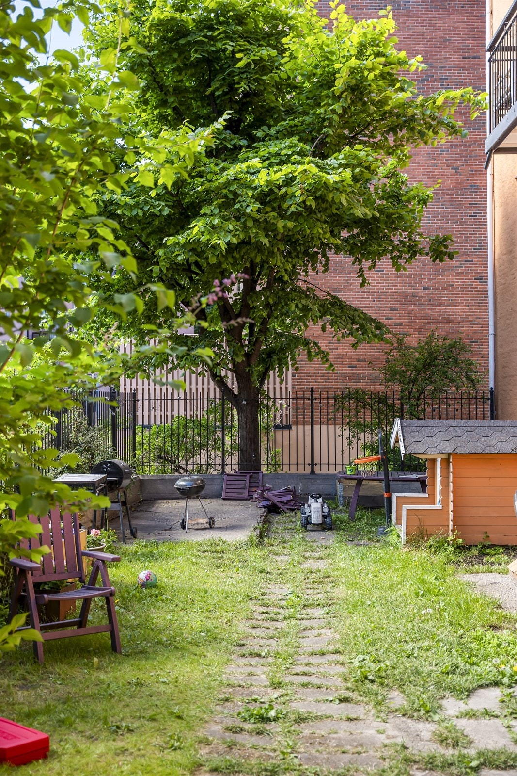 Her er det plass for både avslapning og hyggelige sammenkomster. I bakgården finnes også felles sykkelstativ. Galleribilde