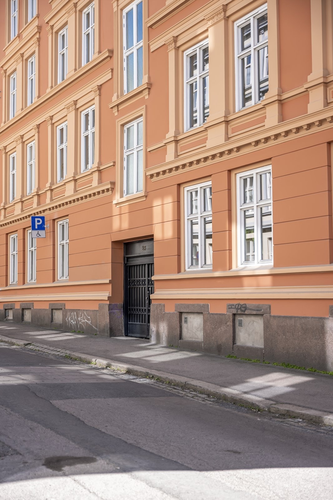 Leiligheten ligger i en klassisk bygård fra 1897, hvor loftet ble bygget om til leiligheter i 2015/2016. Galleribilde
