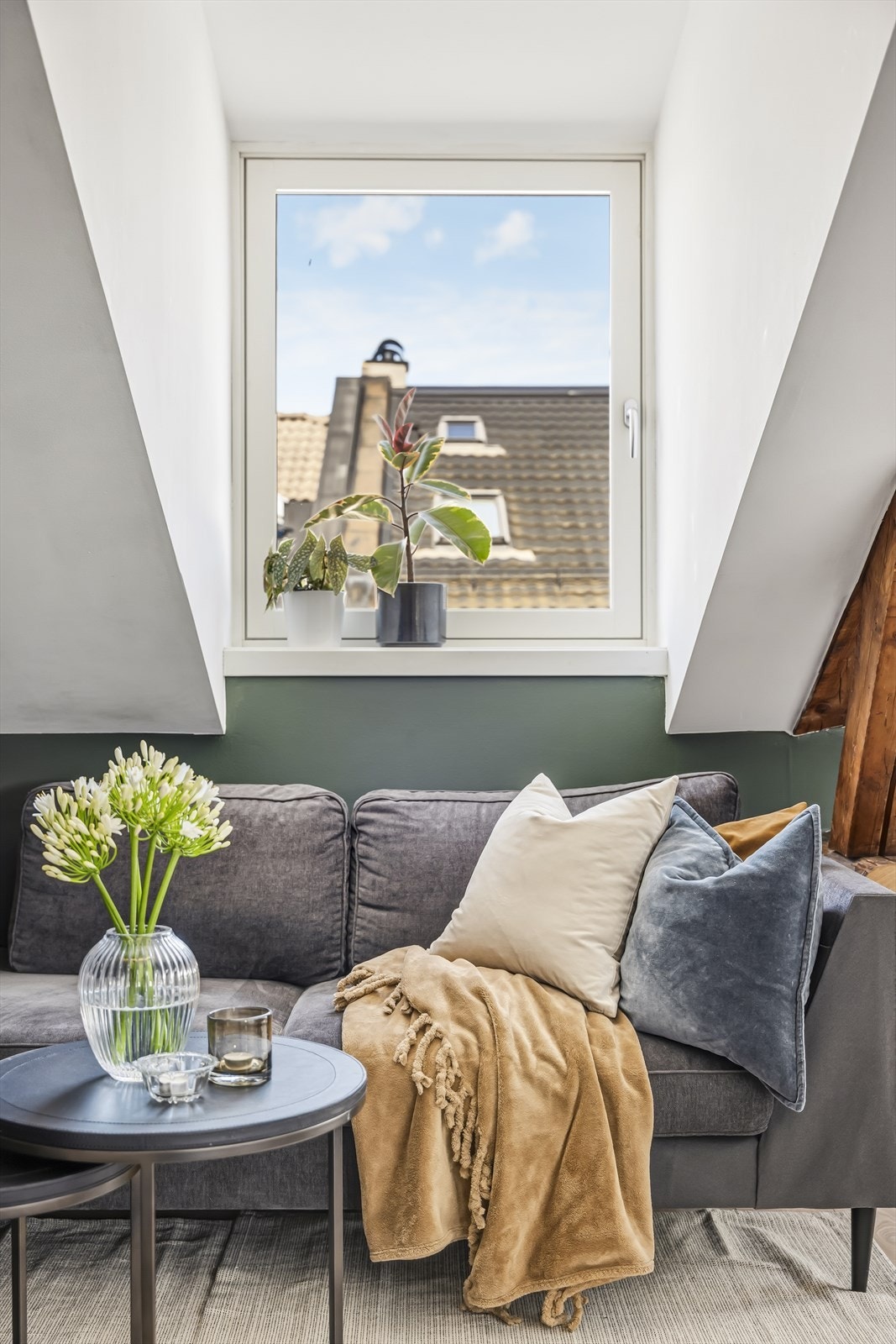Boligen har en høy standard, god planløsning og en beliggenhet som kombinerer det beste av byliv og ro. Galleribilde