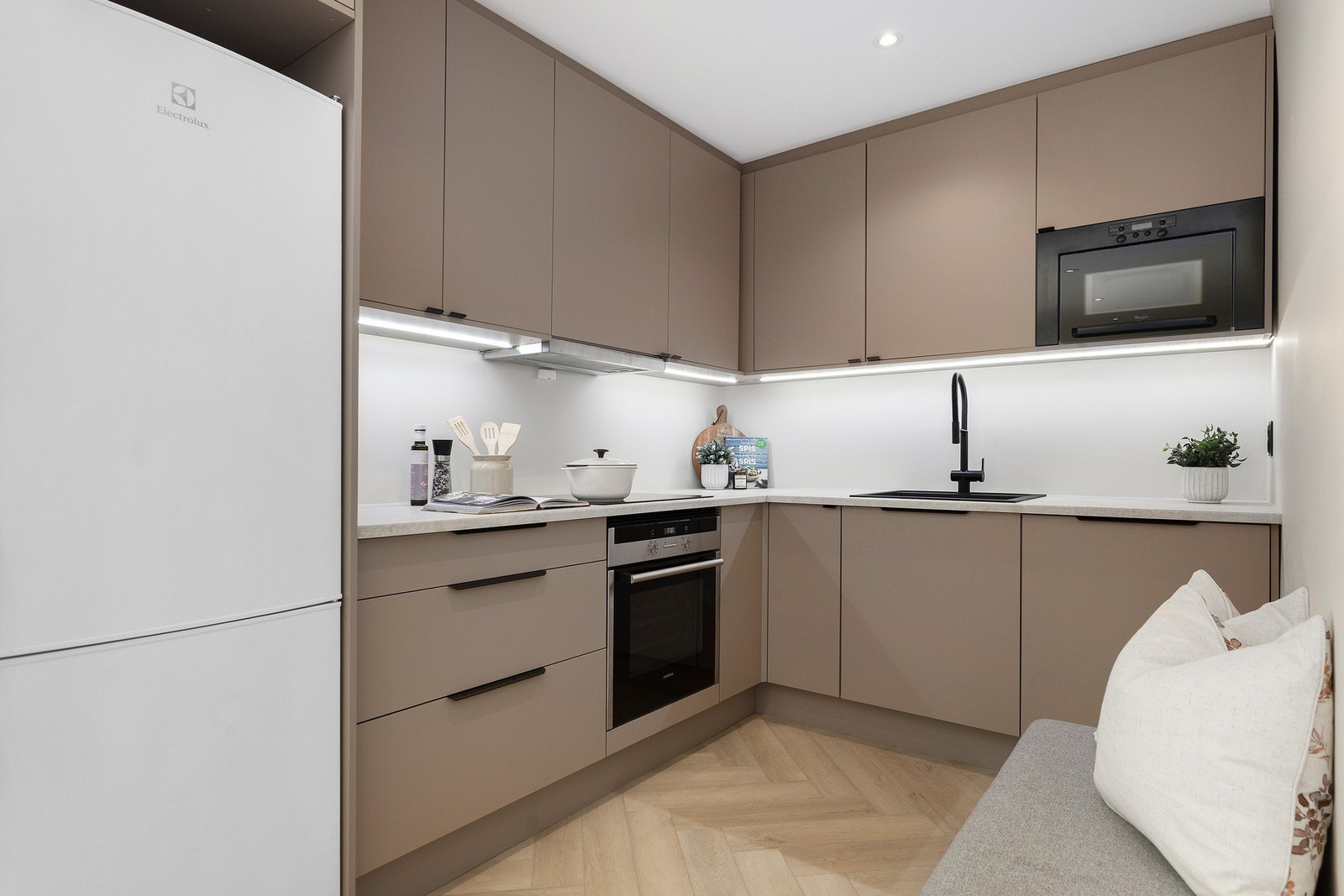 Moderne og velutstyrt kjøkkeninnredning fra HTH med massevis av skap- og benkeplass. Galleribilde