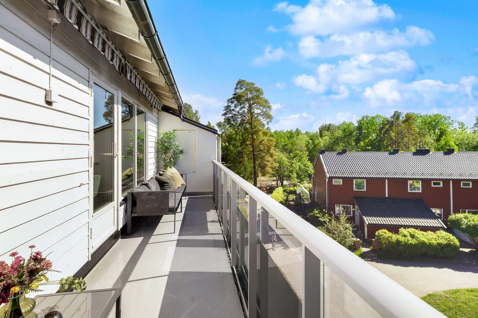 Balkongen har et høyt og flott utsyn over nabolaget og leiligheten har god intern beliggenhet i 4. etasje med mye utsyn og nærmest null innsyn. Galleribilde