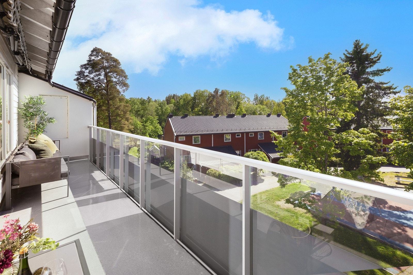Fra stuen er det utgang til en flott balkong med plass for utemøblement og meget gode solforhold. Galleribilde