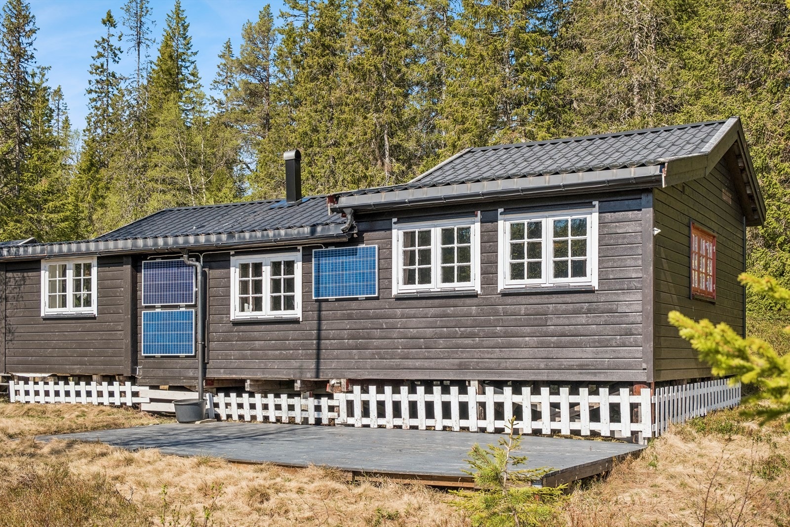 Hytta har montert solcelleanlegg med innvendig betjeningspanel. Lagt opp stikkontakter og belysning i hytta. Galleribilde