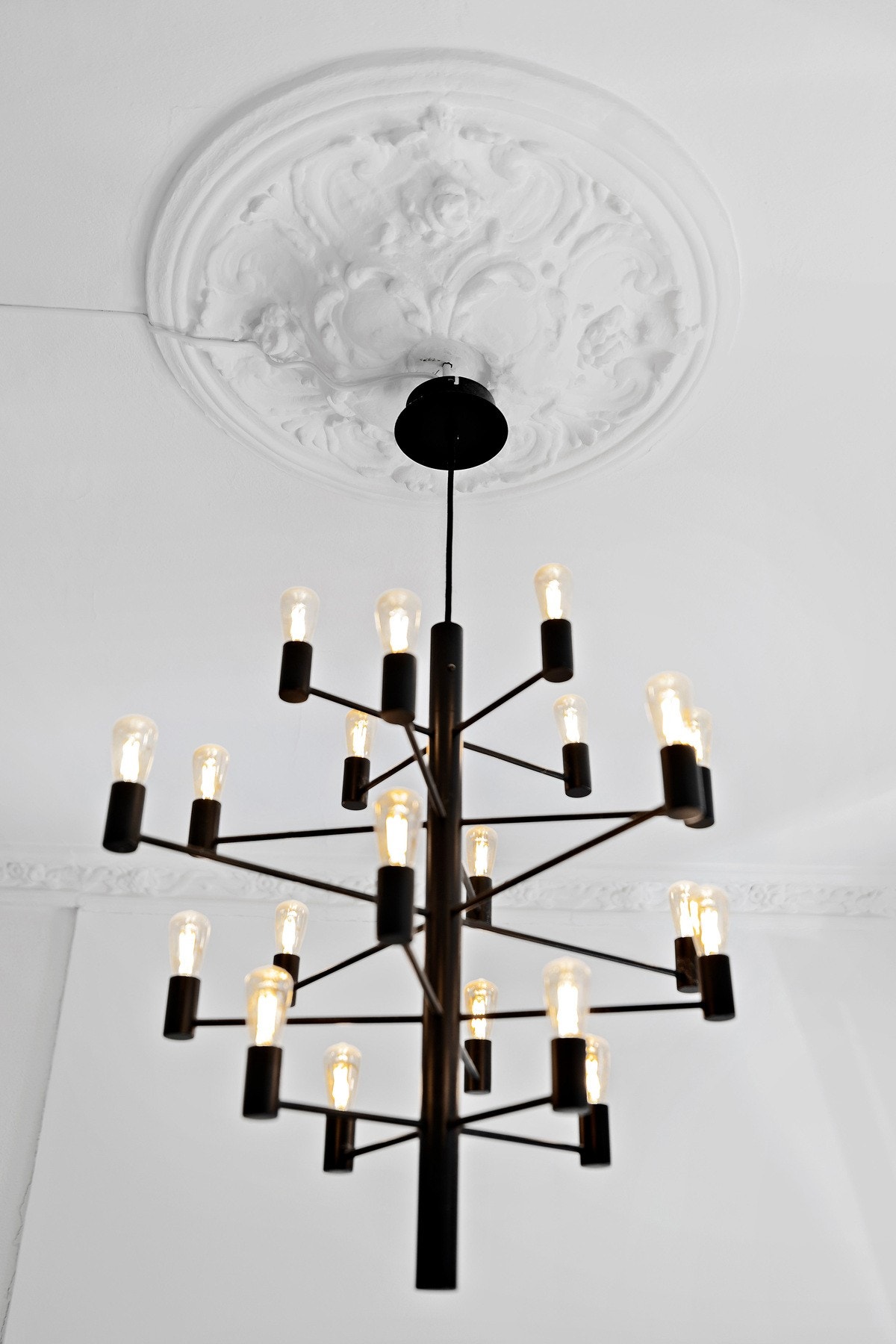 Klassiske detaljer som stukkatur, rosett og brede vinduskarmer setter en tidløs ramme rundt hjemmet, mens moderne standard gir komfort i hverdagen. Galleribilde