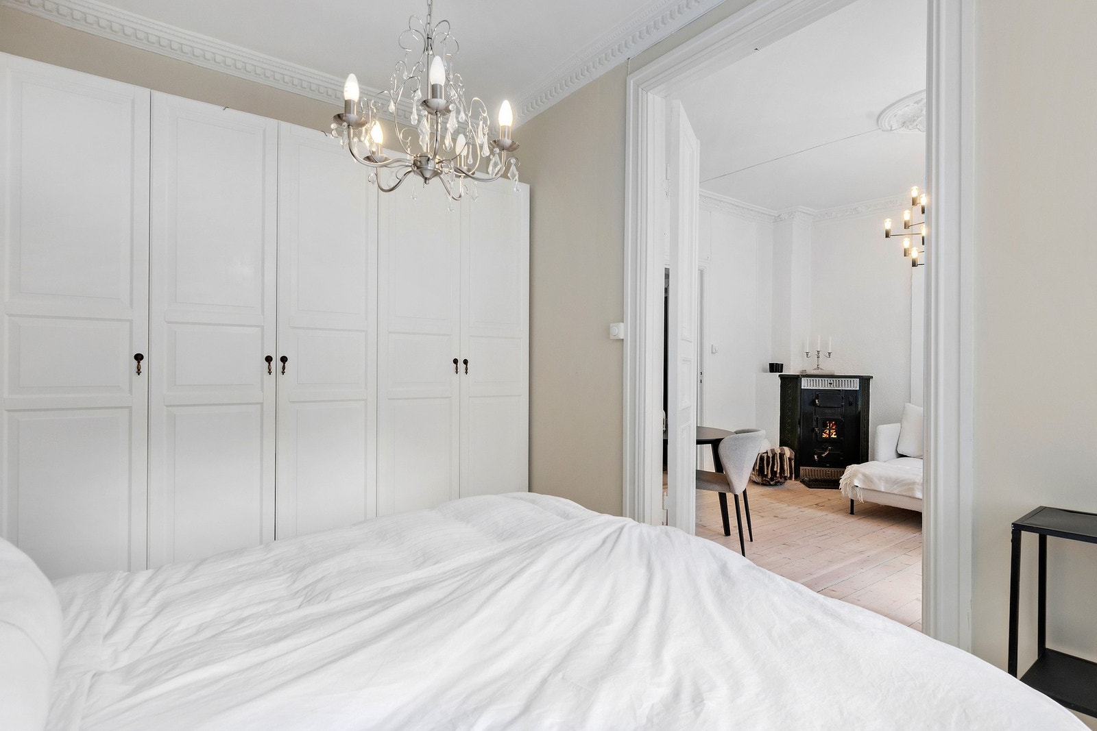 Meget romslig hovedsoverom med god plass til dobbeltseng, stort garderobeskap Galleribilde