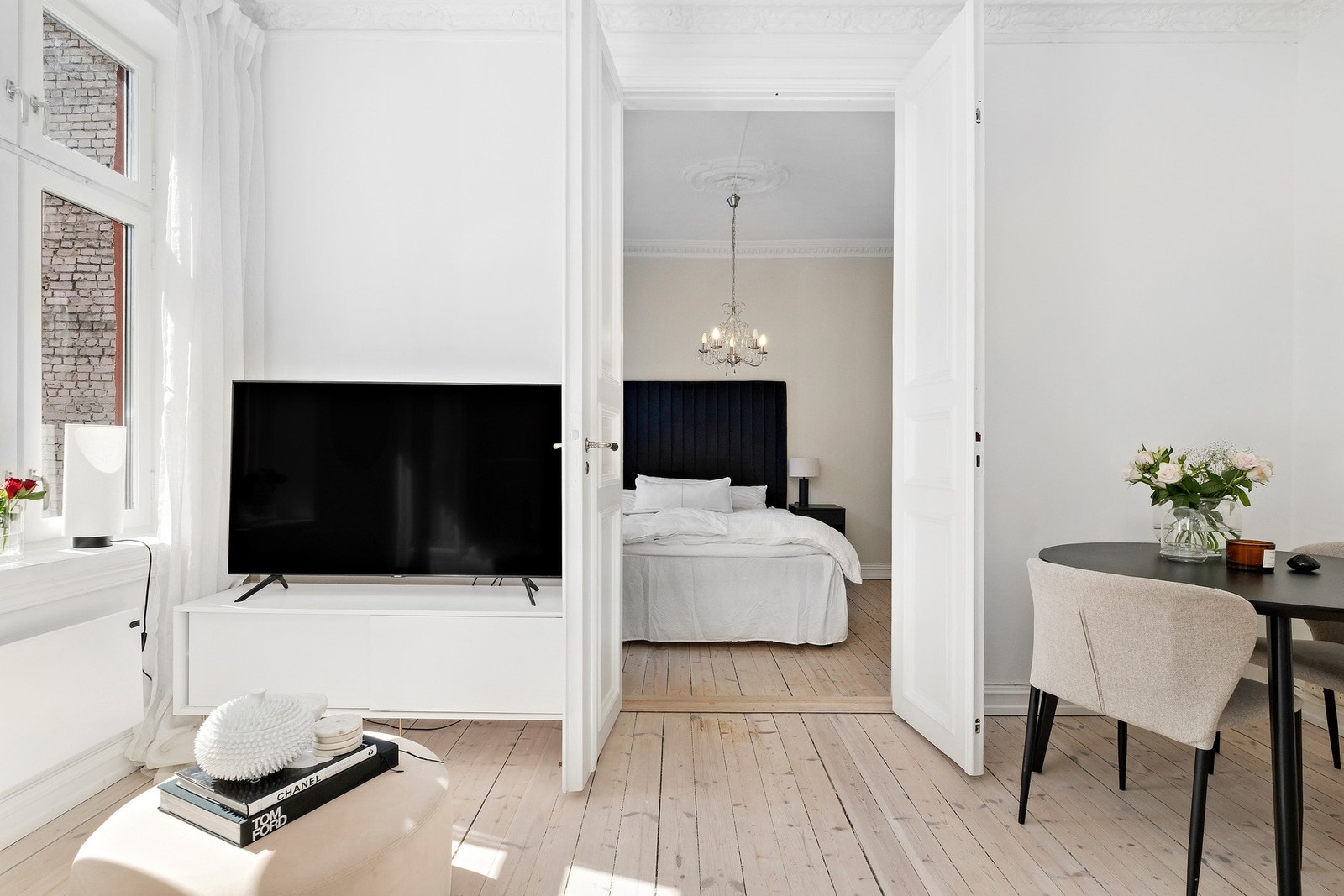 Romslig stue med god plass til sofagruppe med tilhørende møblement. Galleribilde