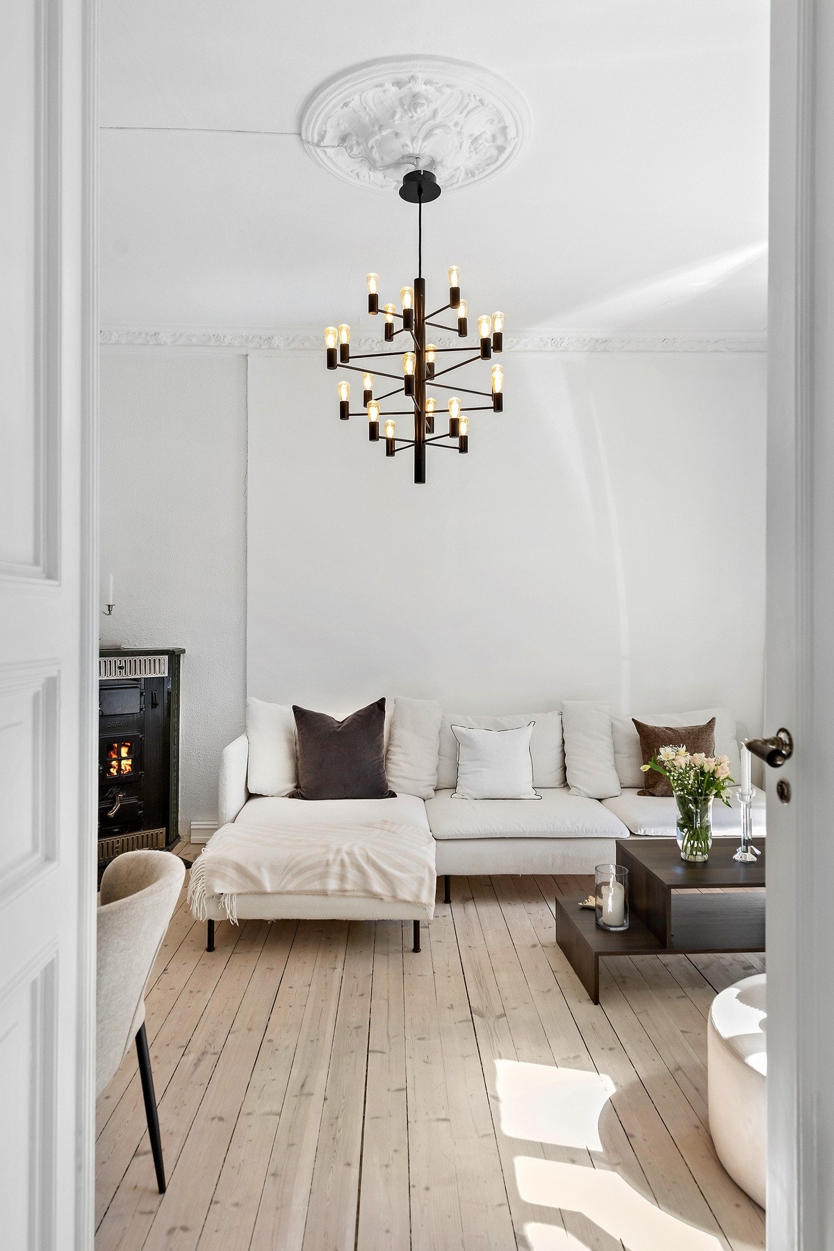 Store vindusflater slipper inn rikelig med naturlig lys og skaper en lys og luftig atmosfære. Galleribilde