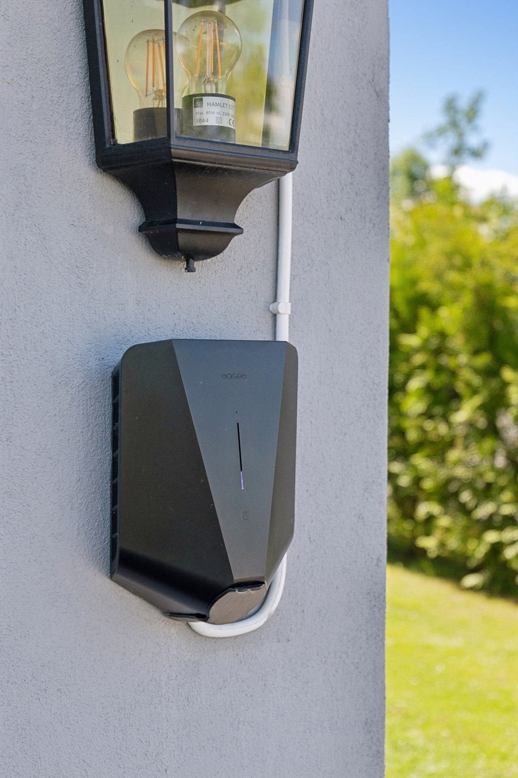 Det er installert elbillader ved garasjen. Galleribilde