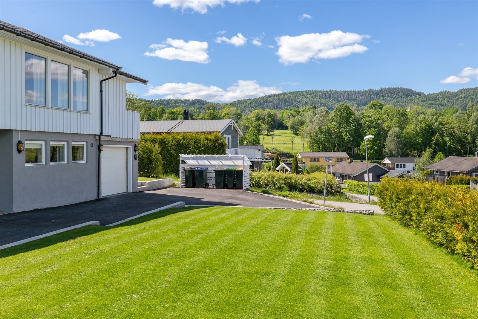Tomten er påkostet, lettstelt og harmonisk tilpasset det nydelige huset. Her har hele familien rikelig med boltreplass. Galleribilde