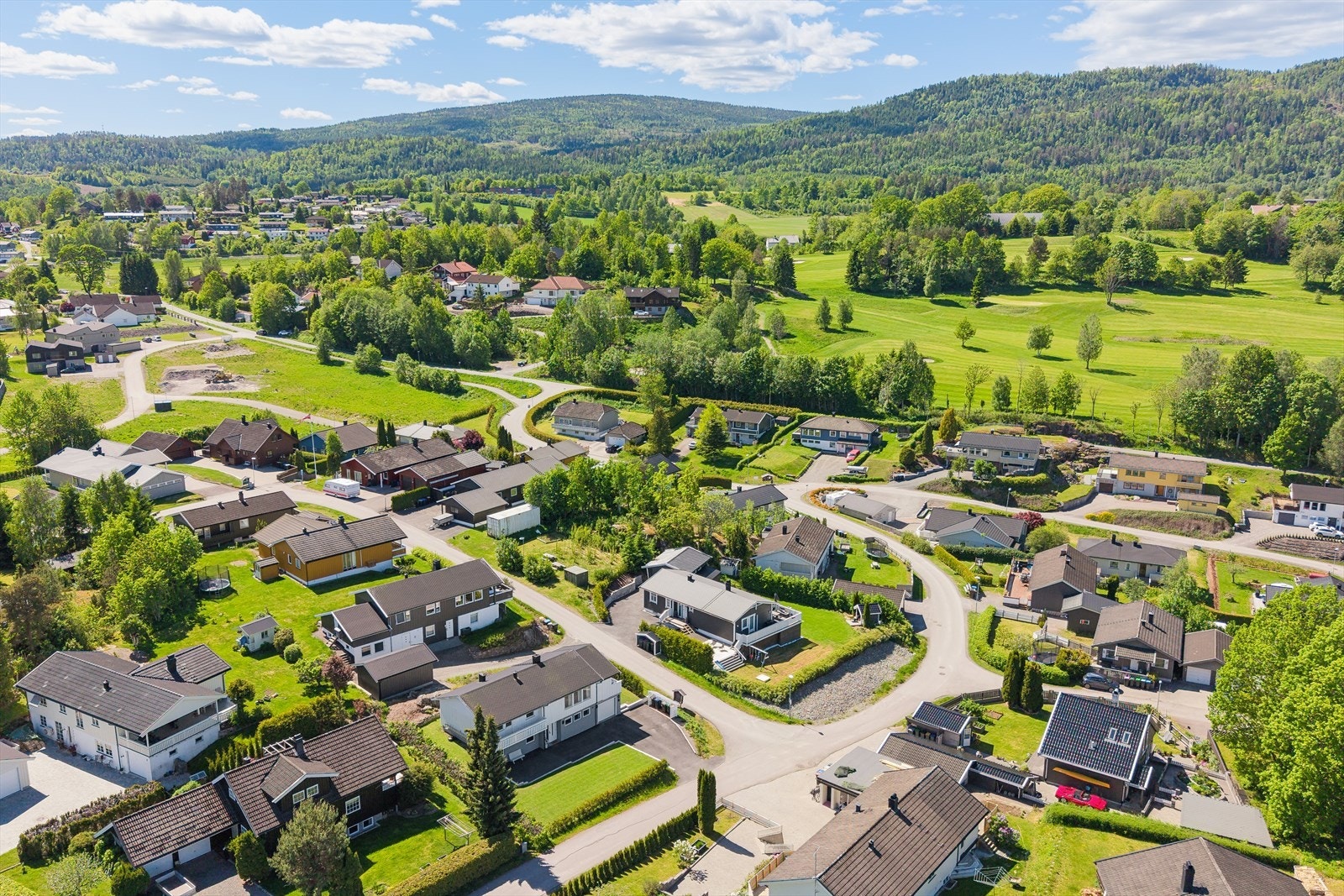 Hof har en sentral beliggenhet for pendlere. Fra togstasjonene i Sande og Holmestrand er det hyppige avganger mot Oslo og videre sørover i Vestfold. Kjøretiden til Oslo er om lag én time, og det er i tillegg bussholdeplass i gangavstand fra boligen. Galleribilde