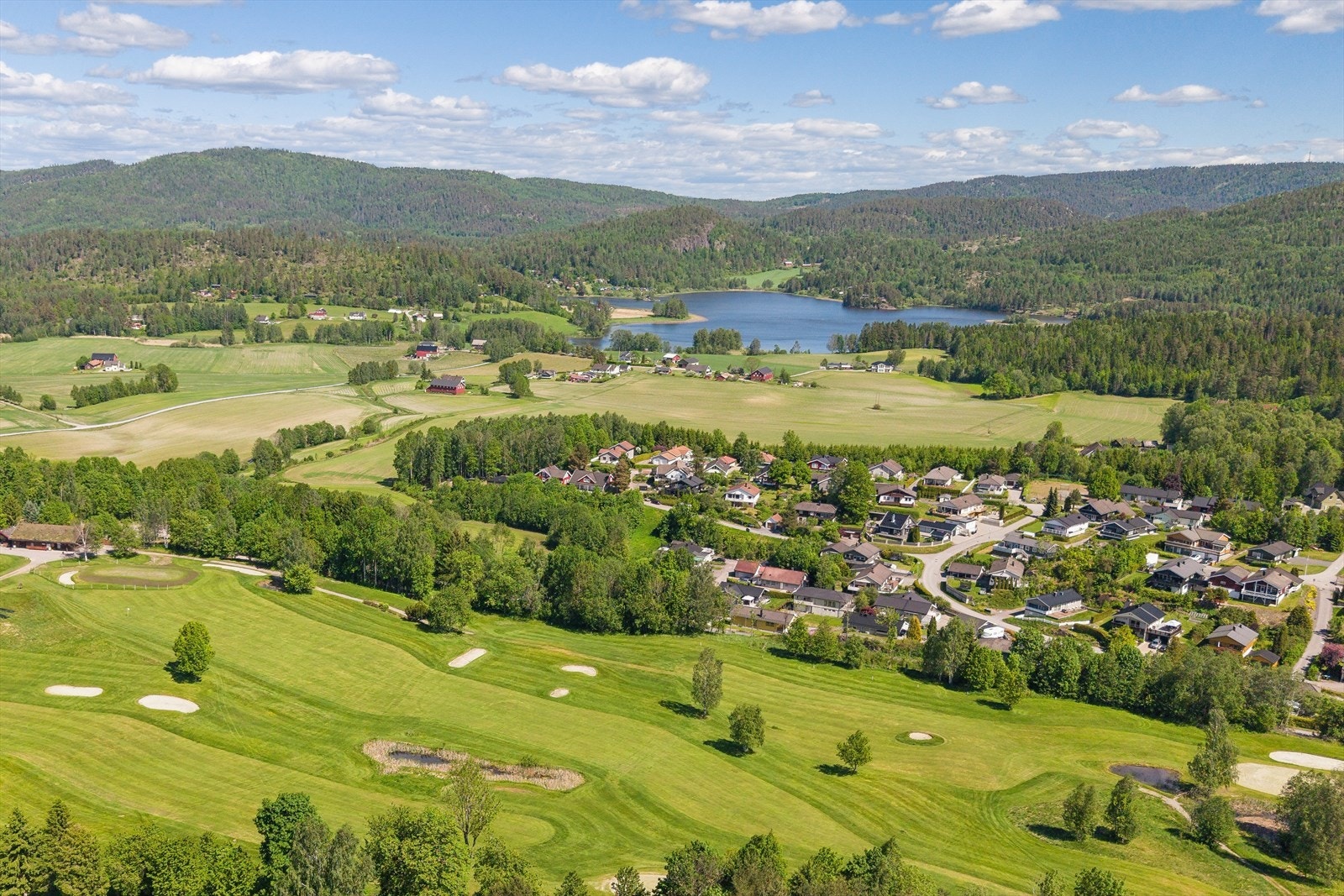 I Hof sentrum finnes dagligvarebutikk, golfbane, skole og barnehager. En kort kjøretur unna ligger også det historiske tettstedet Eidsfoss, med sin sjarmerende landhandel, kro og flotte bademuligheter ved Bergsvannet. Galleribilde