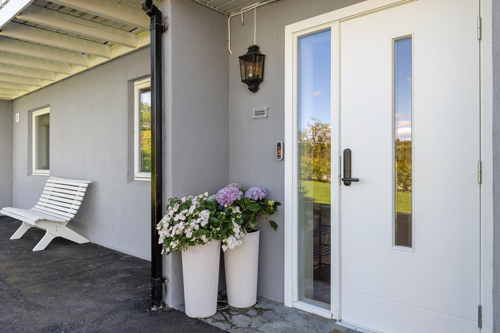 Koselig, overbygget inngangsparti med skiferfliser og nyere inngangsdør. Det er montert Yale Doorman, som bidrar til en praktisk og nøkkelfri hverdag. Galleribilde