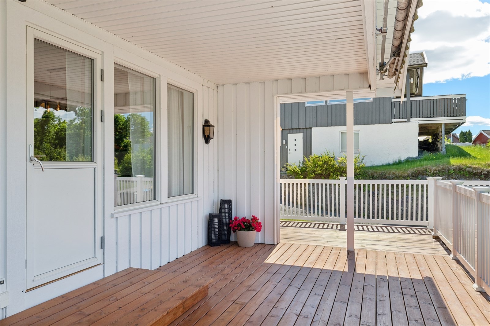 Fra stuen er det direkte utgang til en romslig terrasse på hele 51 m², hvor en betydelig del er overbygget og utstyrt med markise for solskjerming. Med god plass til utemøbler og svært gode solforhold kan sommeren virkelig nytes. Galleribilde
