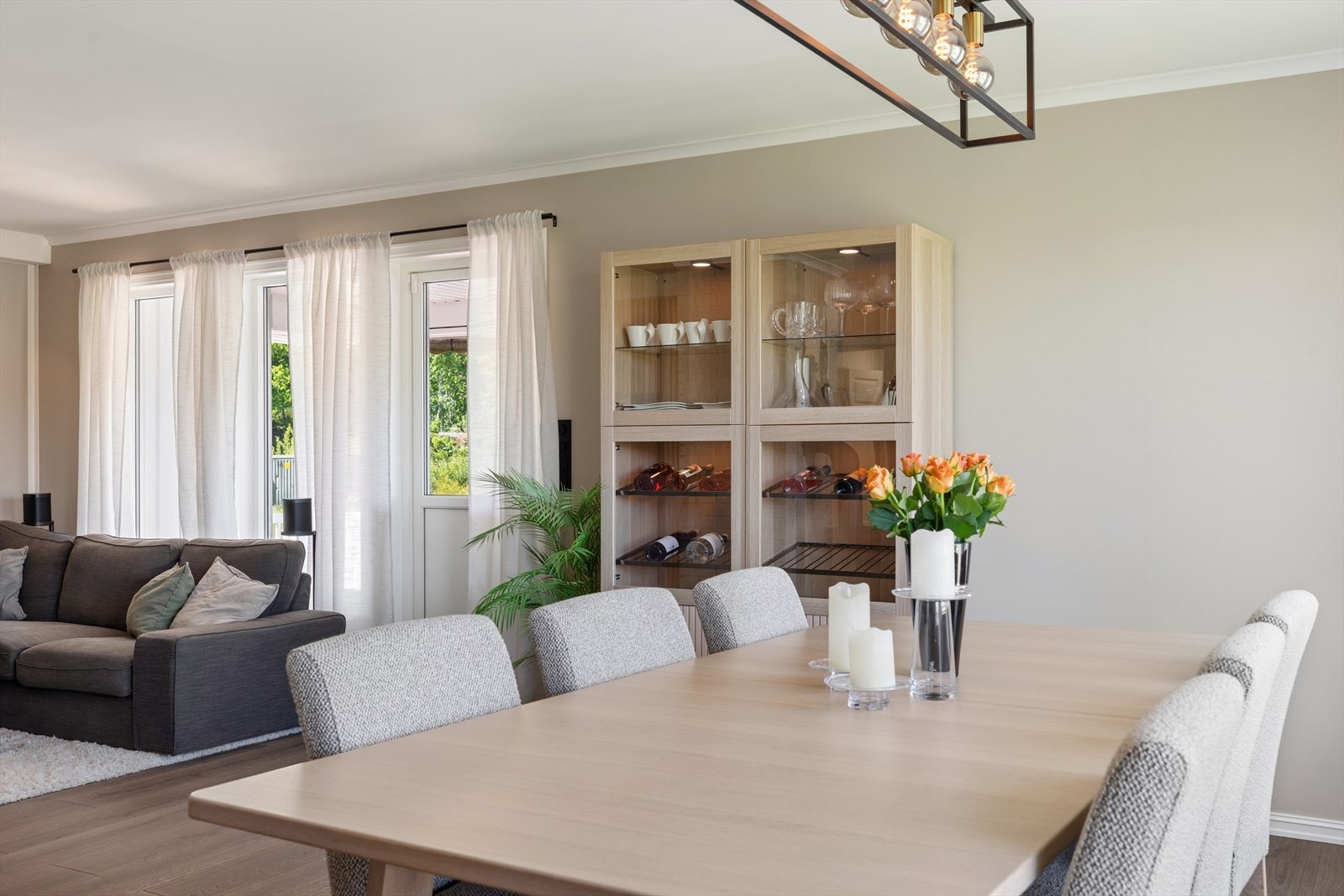 Her er det god plass til både en komfortabel sofagruppe og et stort spisebord, noe som gjør rommet perfekt for både hverdag og sosiale anledninger. Galleribilde