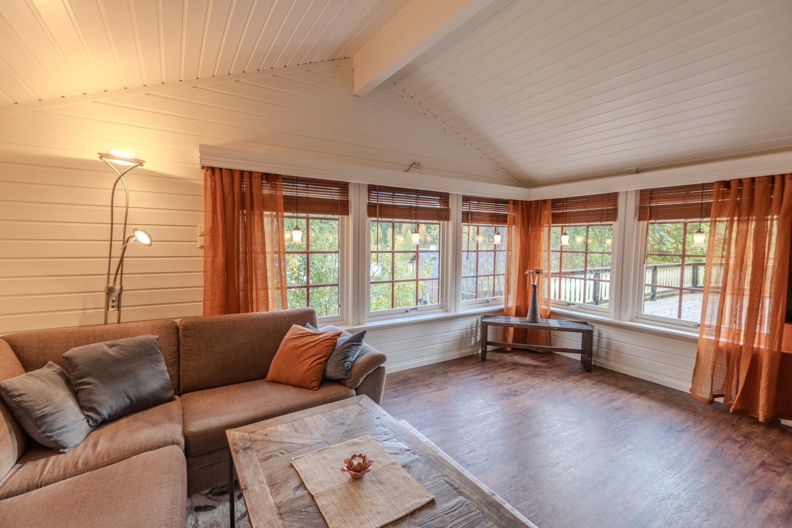 Stuen har plass til en stor sofagruppe og nyter godt av lysinnslipp fra flere vinduer. Galleribilde