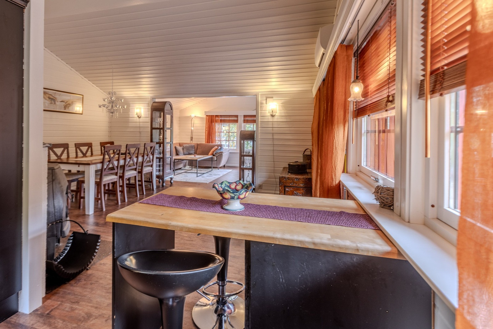 Fra kjøkkenet er det åpen siktlinje gjennom spisestuen og videre inn til stuedelen i annekset. Galleribilde