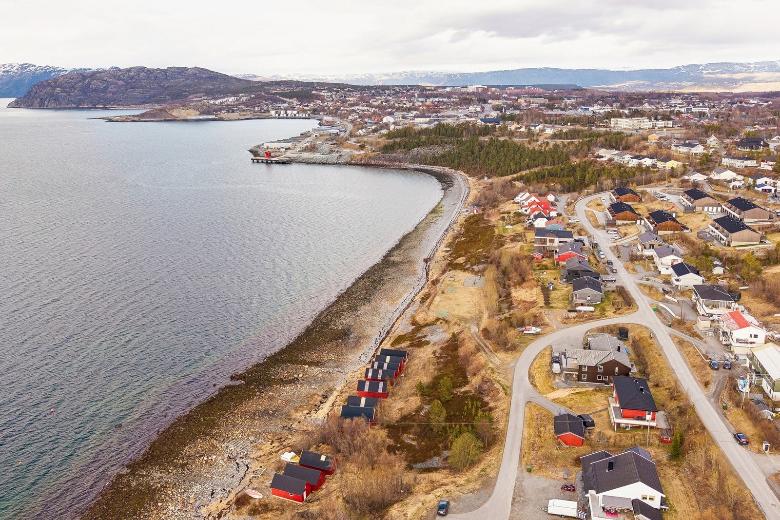 Eiendommen ligger ved sjøen med kort avstand til Alta sentrum og fasiliteter. Galleribilde
