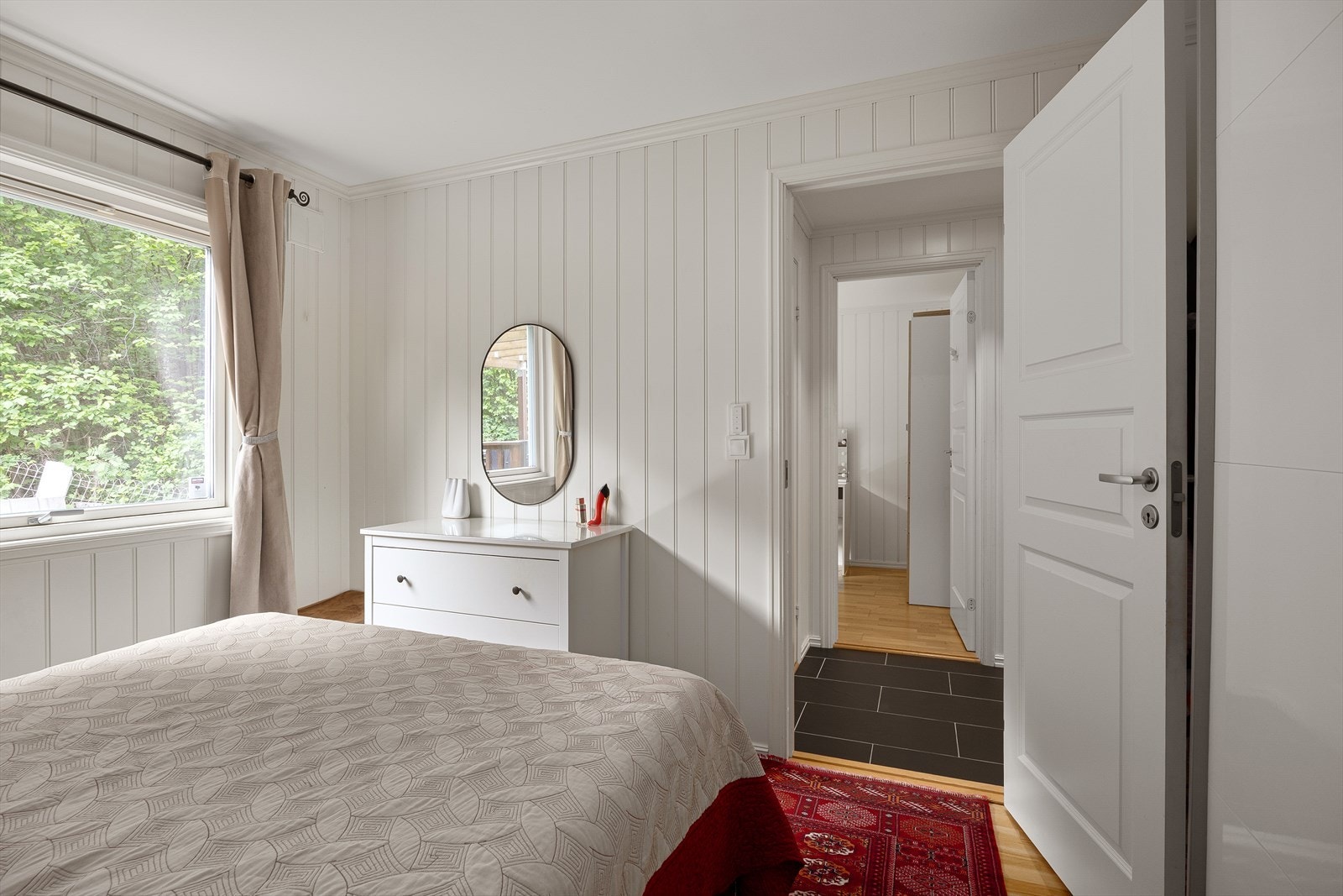 Plass for skap og kommode Galleribilde