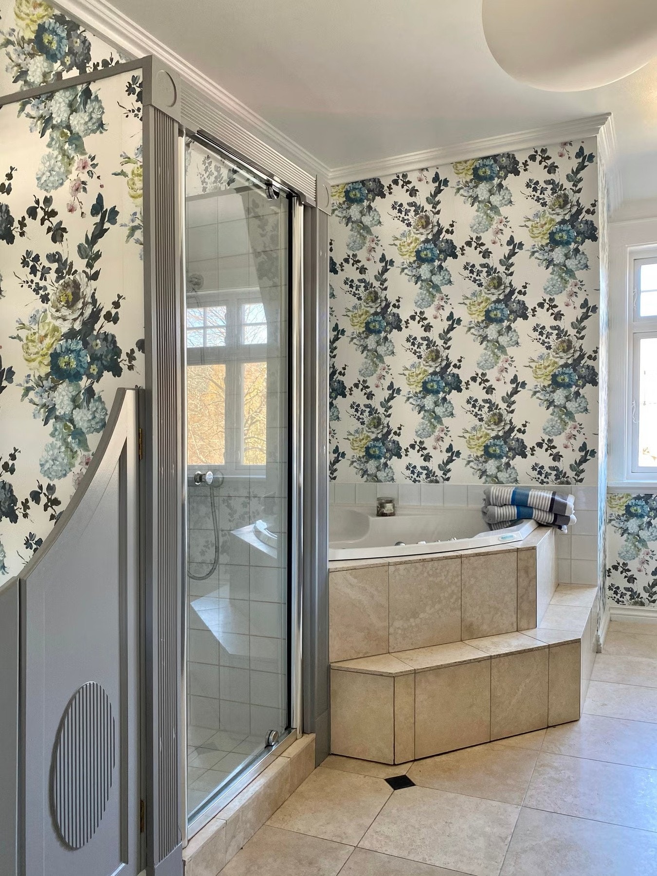 Badet har både dusjnisje og badekar Galleribilde