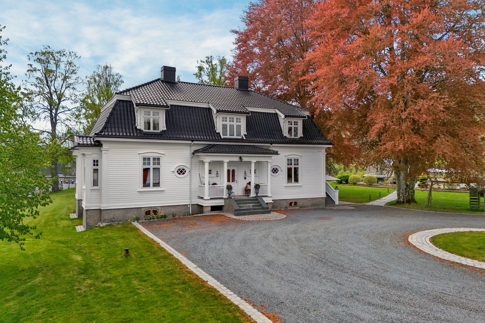 Hovedboligen ble opprinnelig oppført som direktørbolig for Hvittingfoss papirfabrikk. Galleribilde