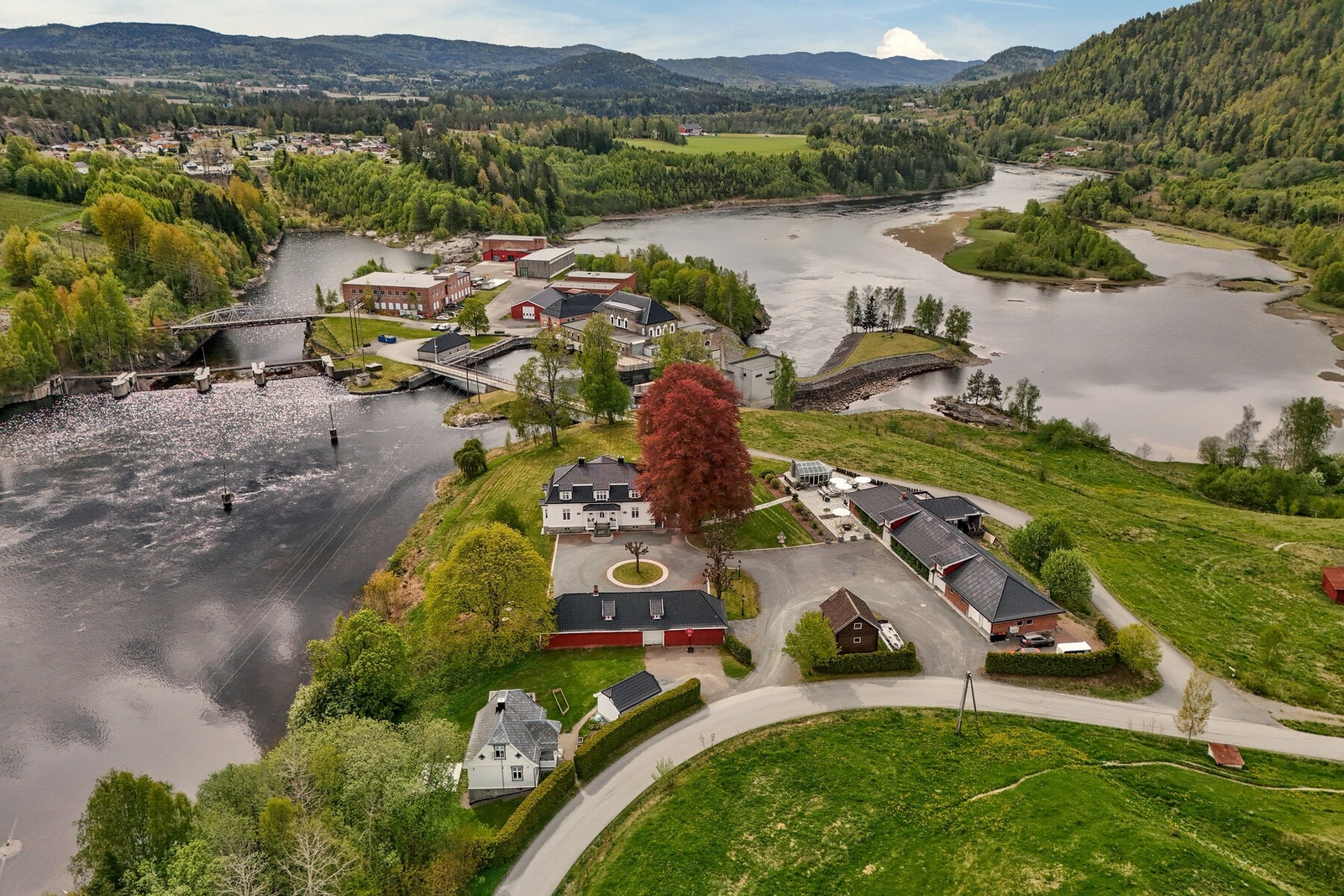 Eiendommen har et sjeldent og helhetlig tunmiljø. Galleribilde