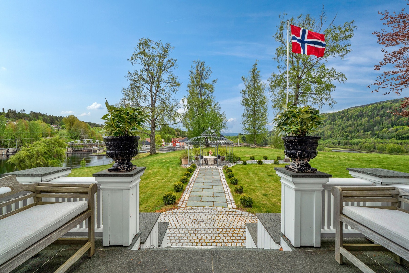 Flotte uteområder med hageanlegg, naturtomt og store grøntarealer. Galleribilde