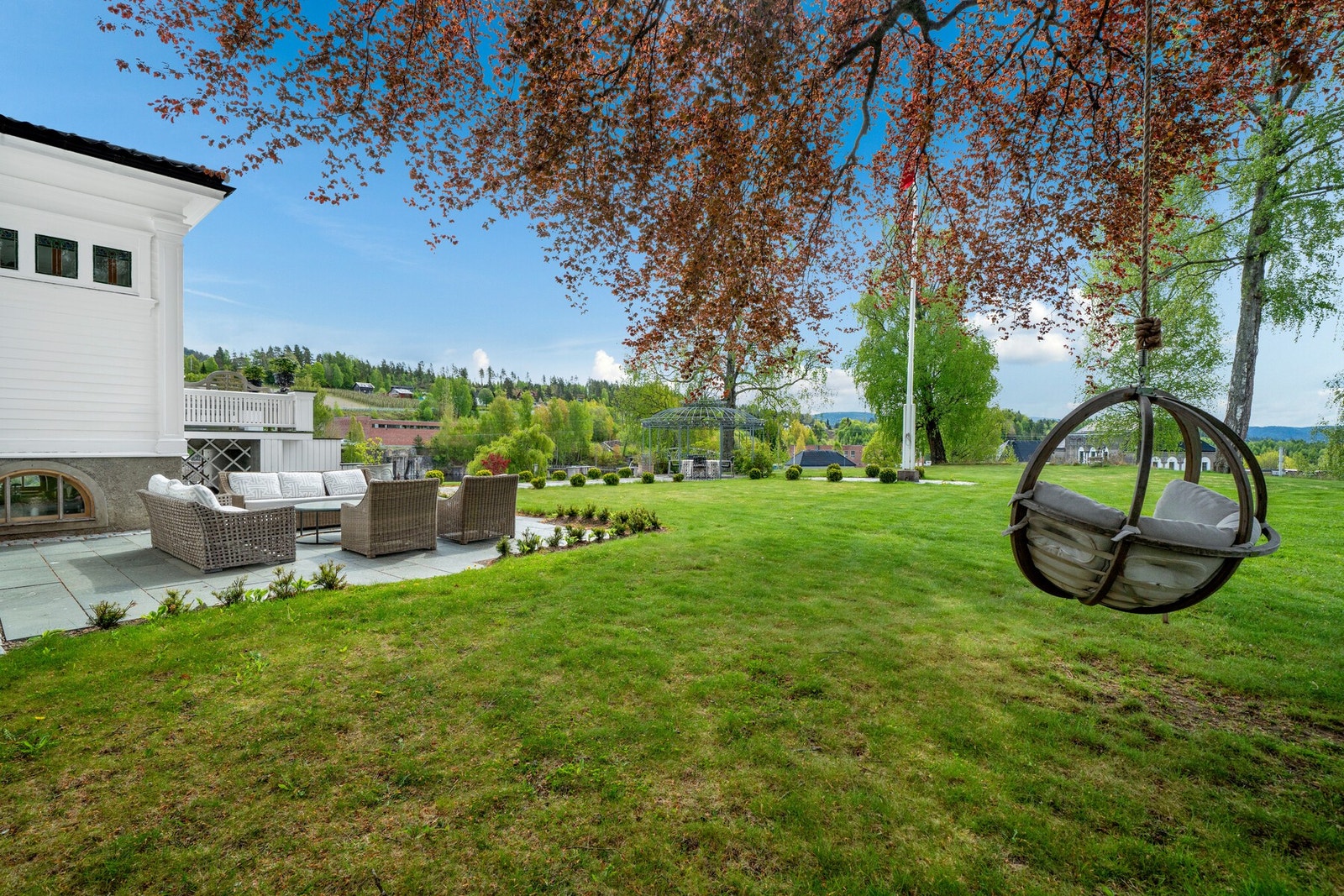 Skjermet hageanlegg med historisk preg og vakker vegetasjon. Galleribilde
