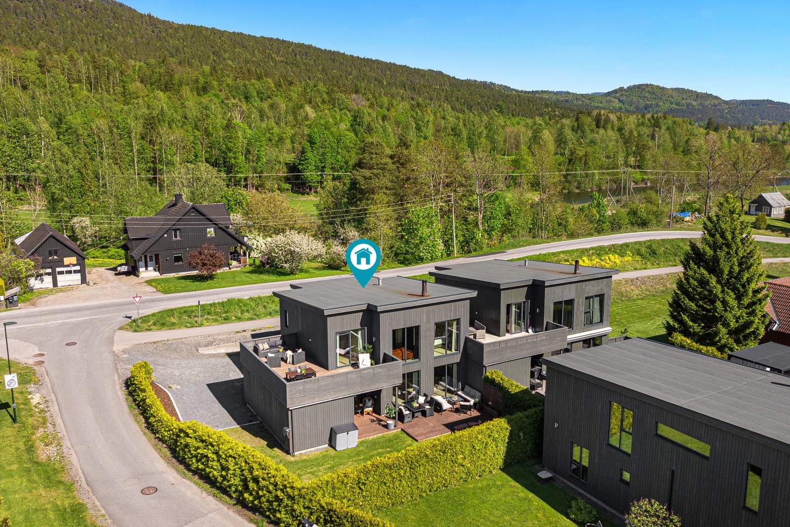 Boligen ligger på Jønnevall i Skien og har "tøffelavstand" til golfbanen. Galleribilde
