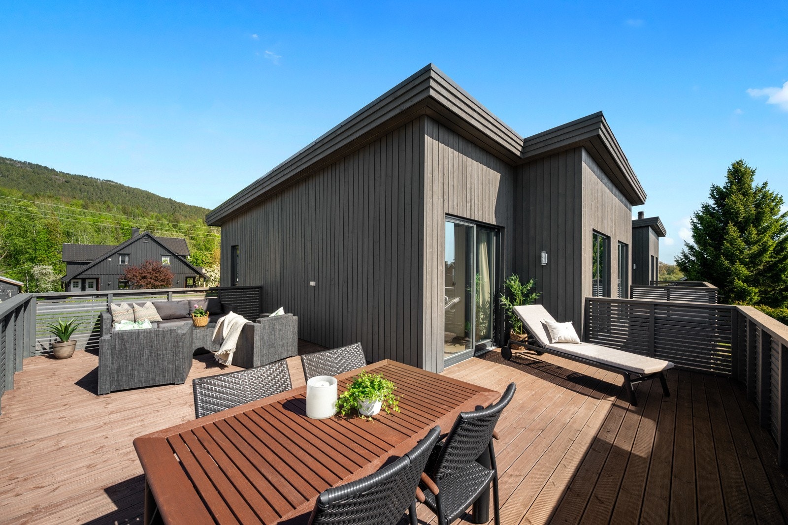 Verandaen følger boligen rundt hjørnet mot nordvest og det er meget gode solforhold. Galleribilde