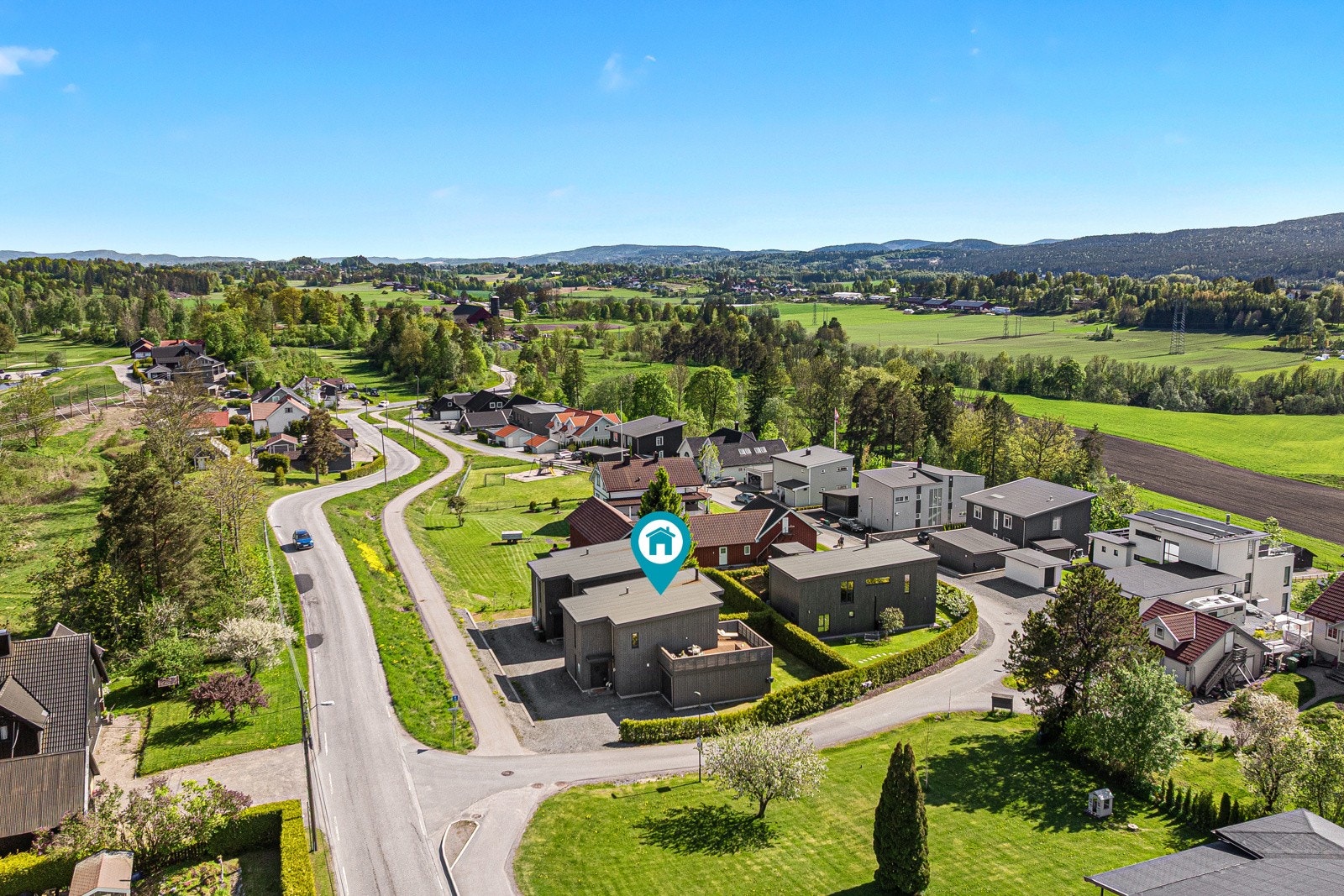 Del av golfbanen sees til venstre i bilde. Galleribilde