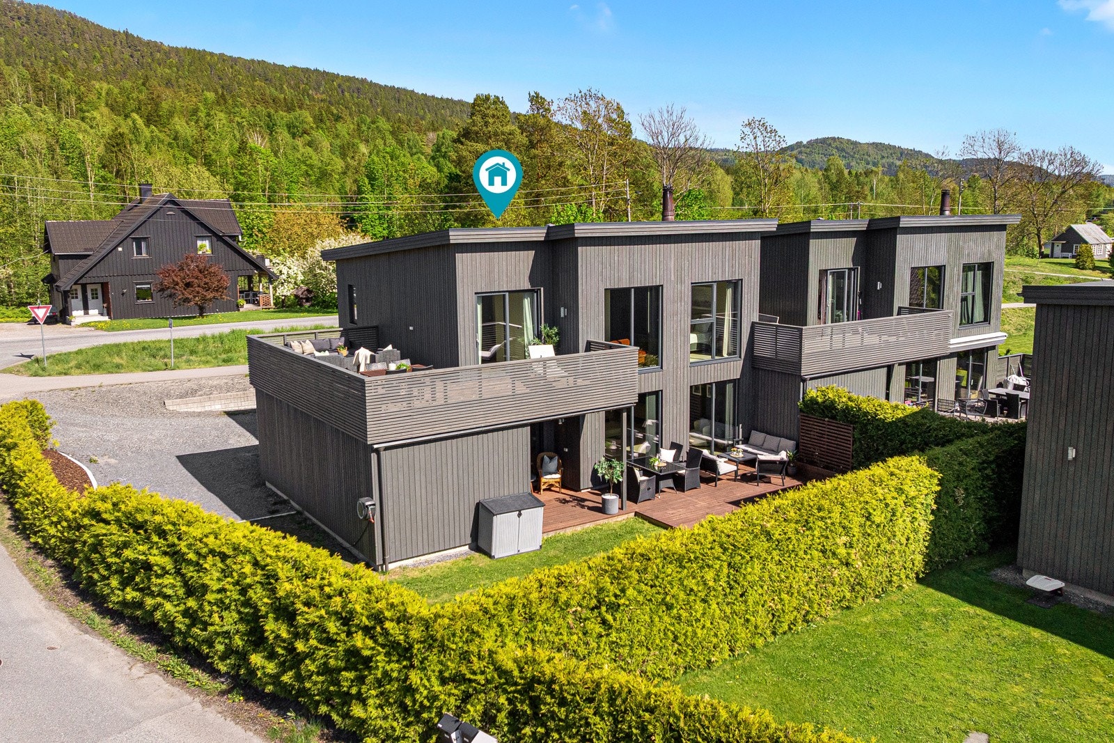 Velkommen til Jønnevallenga 3 - moderne kvalitetsbolig med 3 soverom, 2 flotte baderom og gode solforhold. Galleribilde