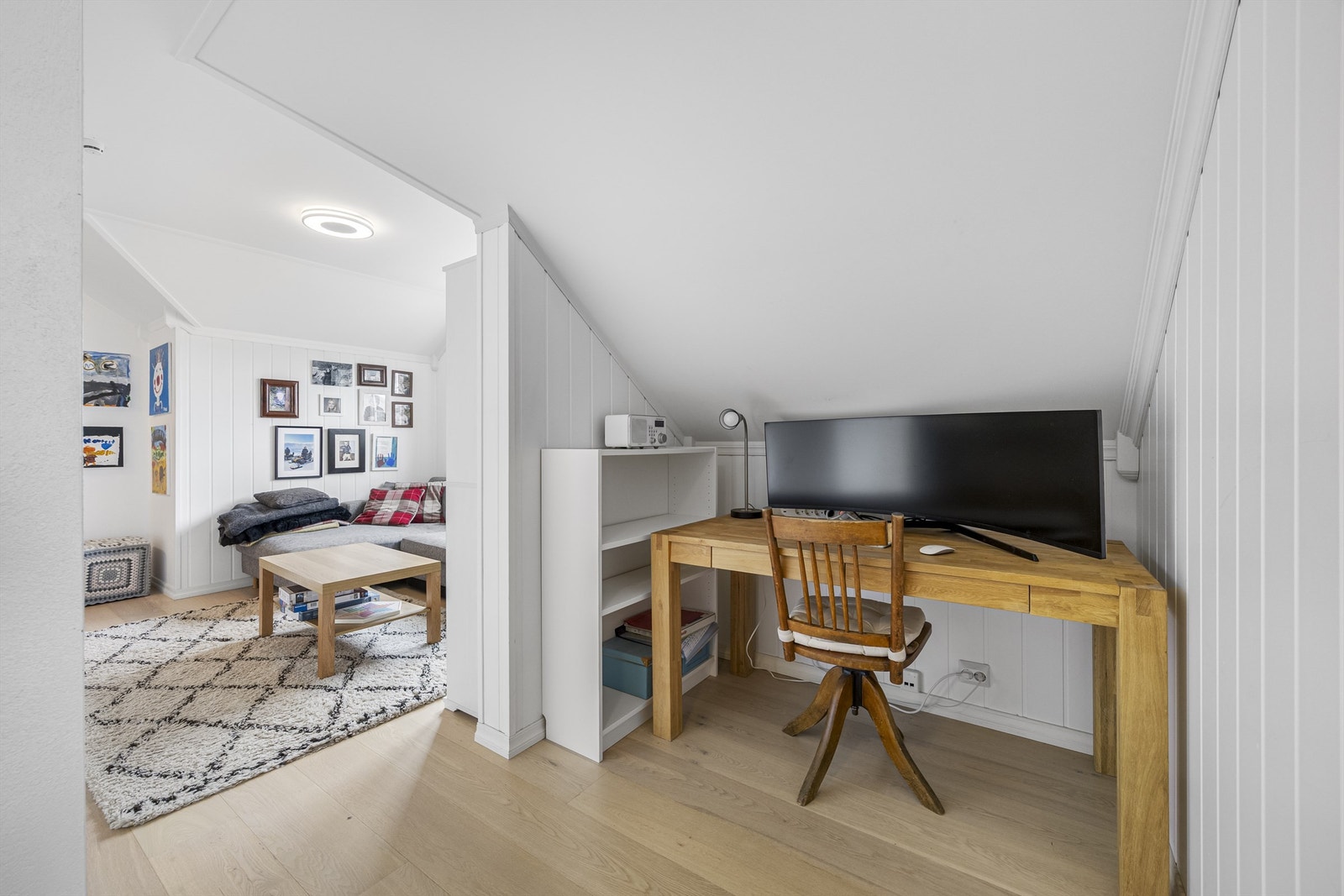 En del av loftstuen er innredet med en praktisk arbeidsplass/kontor. Galleribilde
