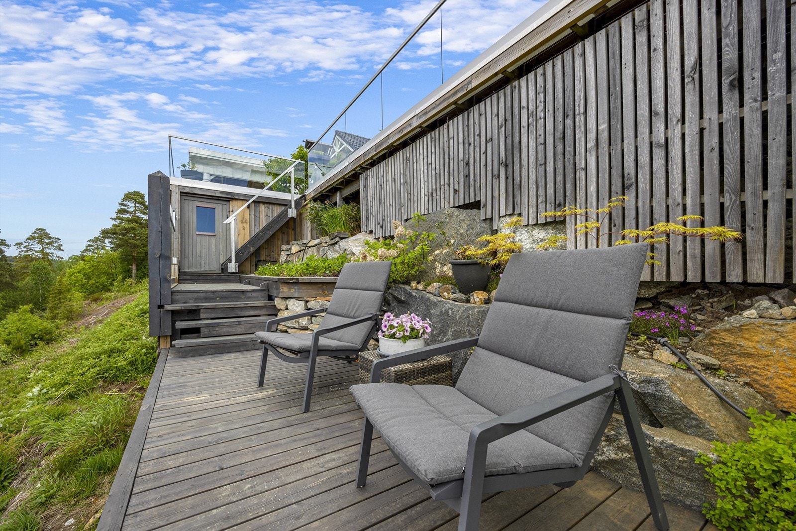 Under deler av terrassen er det etablert en lun terrasse og et drivhus. Galleribilde