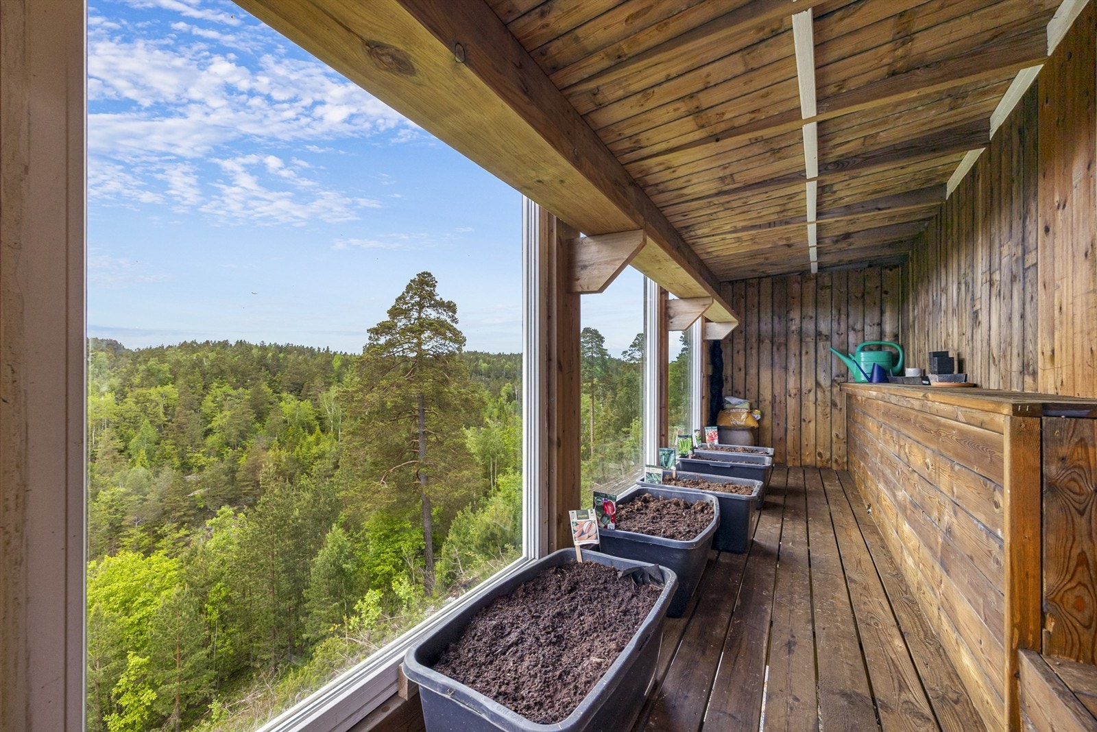Praktisk rom under terrassen som kan brukes som drivhus eller lagring av hageredskaper. Galleribilde